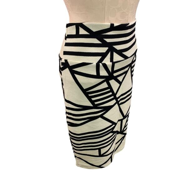 Small LulaRoe Cassie Pencil Skirt Geometric Ivory Black - Picture 5 of 7